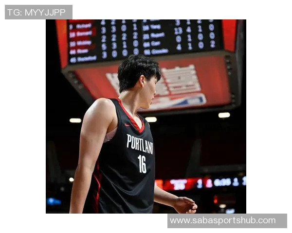 杨瀚森精彩单挑尤班克斯背运转身连招引发观众热烈反响